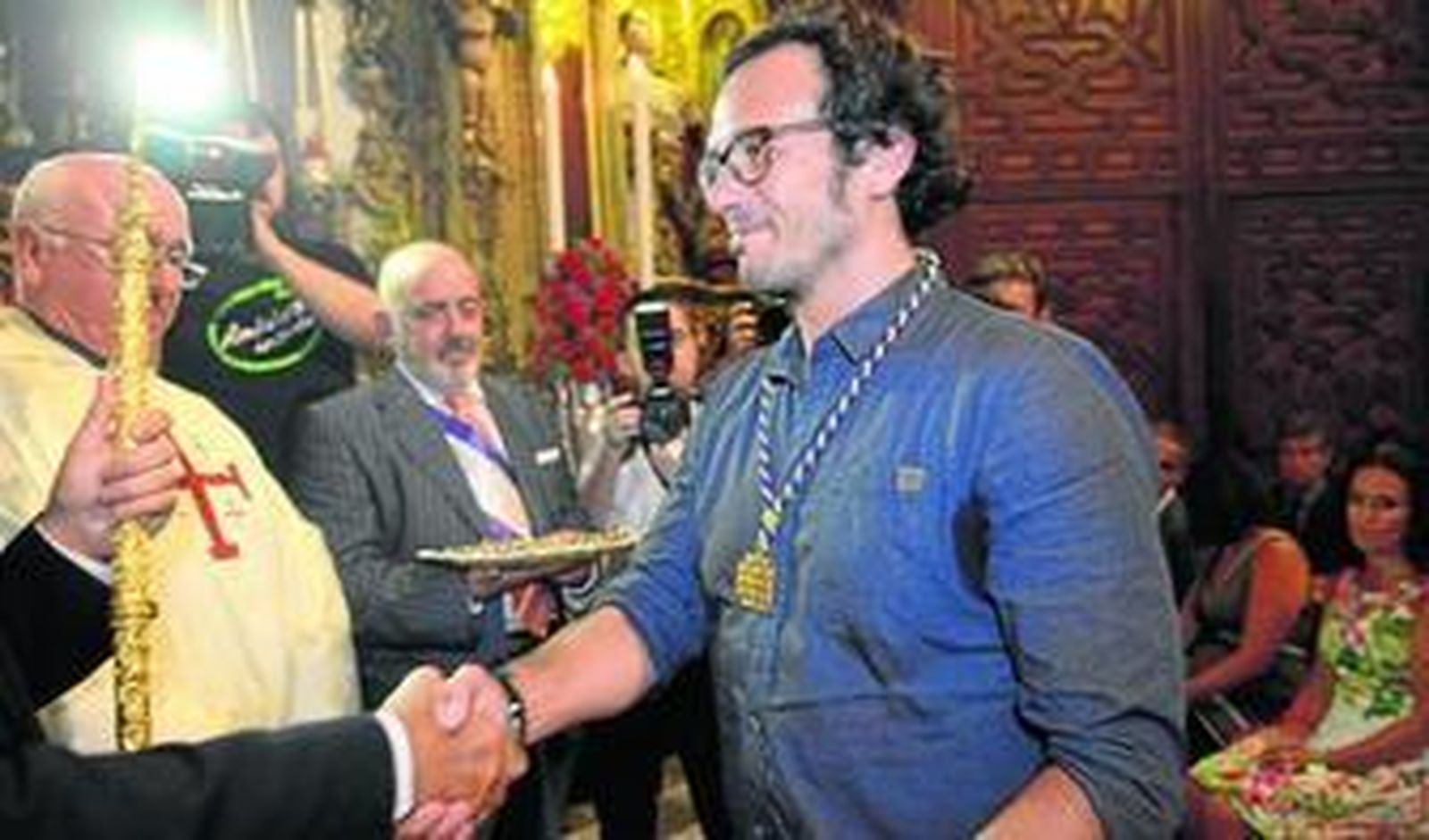 El alcalde de Cádiz, en el momento de recibir la medalla de hermano de la cofradía, que reciben todos los miembros de la corporación.