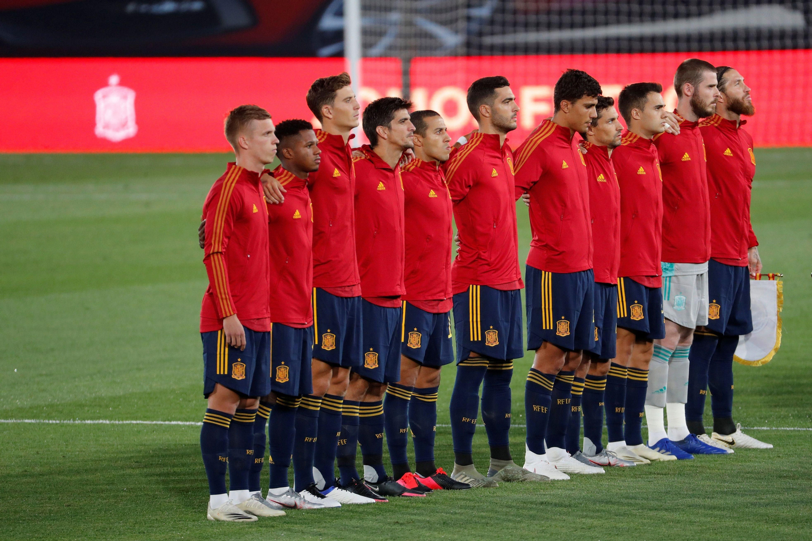 Reguilón, entre Jesús Navas y De Gea, en la formación durante los himnos.