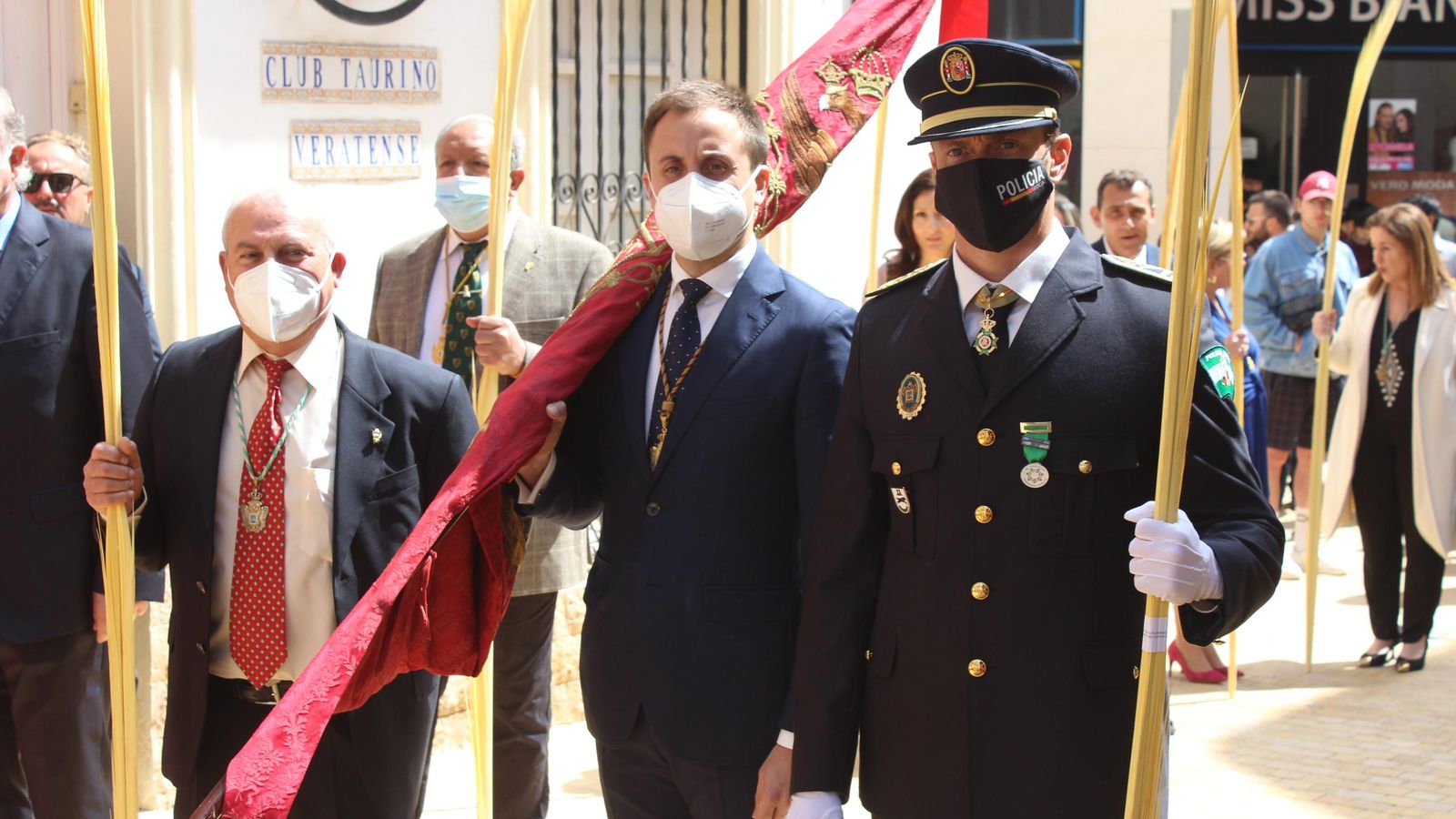 Autoridades con el pendón real de Vera.