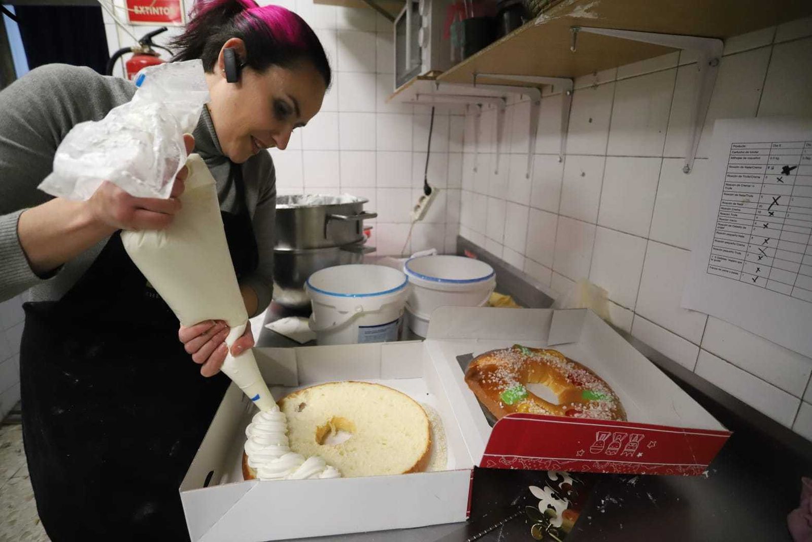 Así realizan un roscón de Reyes en la pastelería Milagros de Huelva.