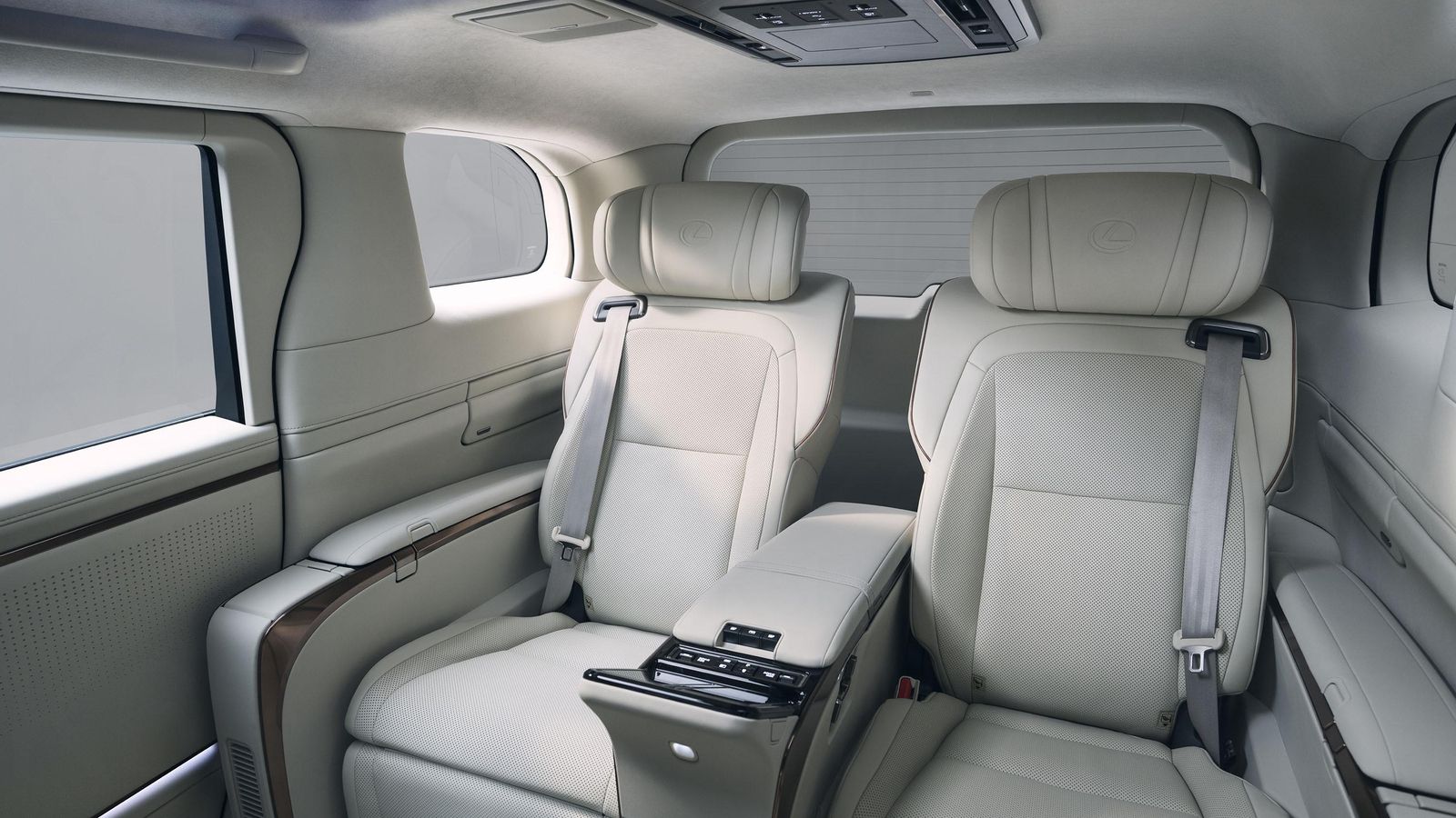 Con cuatro asientos, los traseros ofrecen todos los sistemas posibles para viajar a pleno confort.