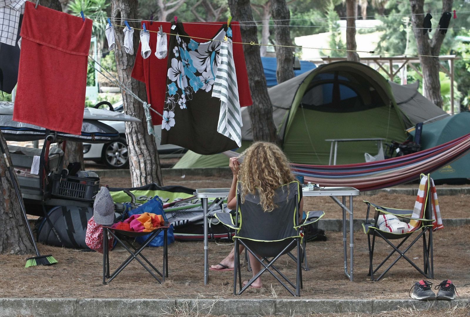 Una joven descansa en uno de los campings ubicados a lo largo de la costa tarifeña.