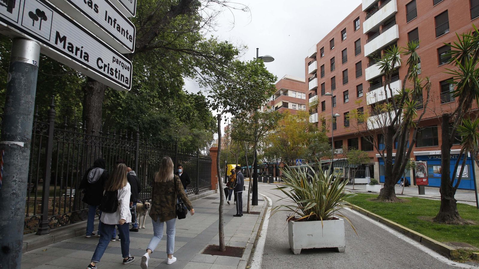 Semi-peatonalización de Capitán Ontañón, junto al parque María Cristina. Semi-peatonalización de Capitán Ontañón, junto al parque María Cristina.