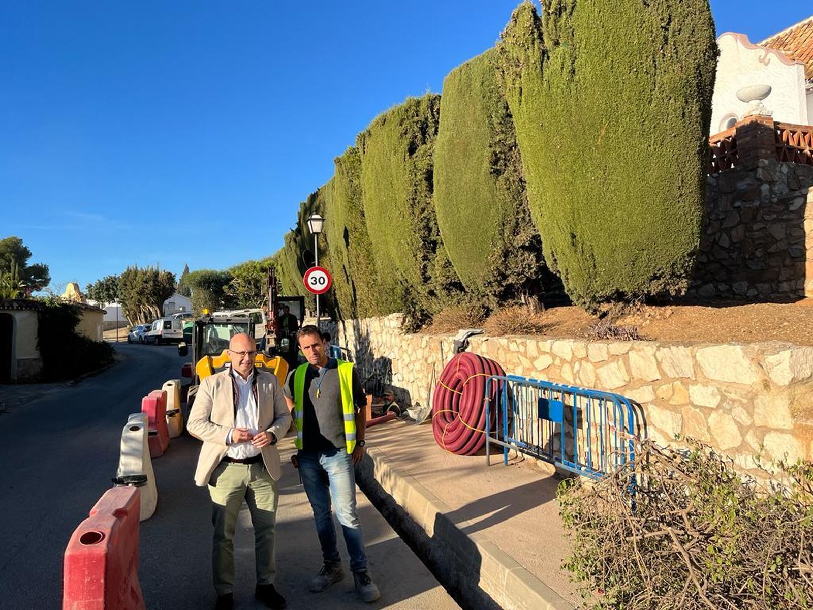 La presentación de los trabajos de instalación de farolas en la zona de Campo Mijas.