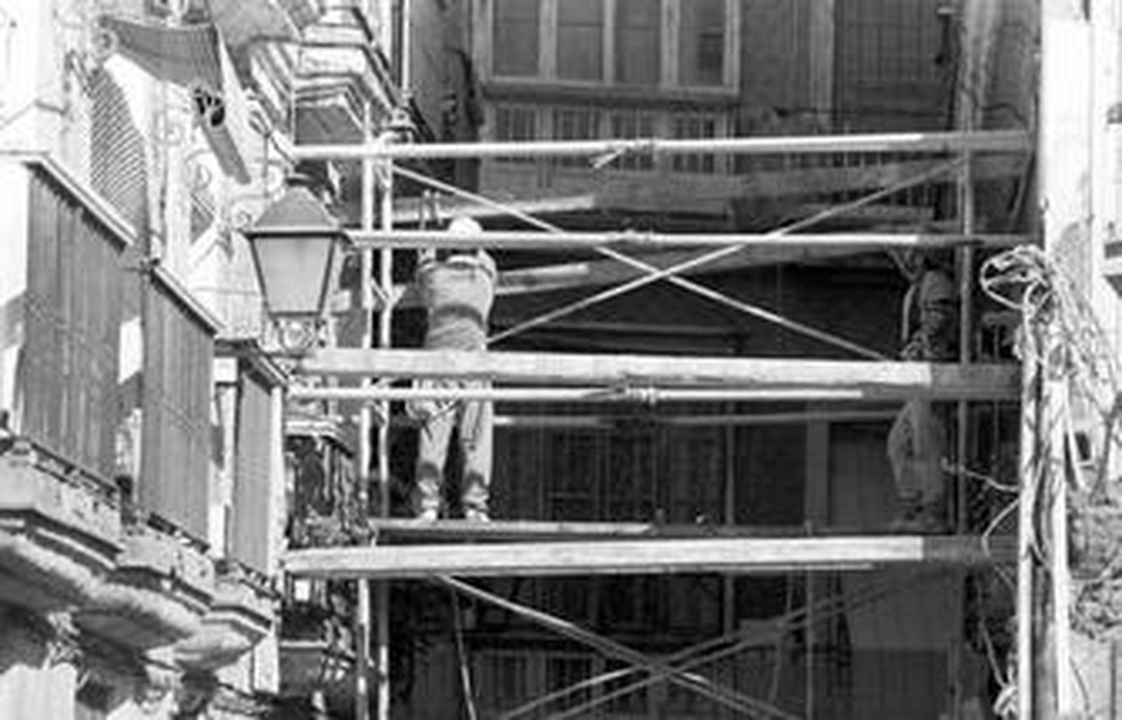Apuntalamiento de fincas en mal estado en el casco antiguo en una imagen de 1997.