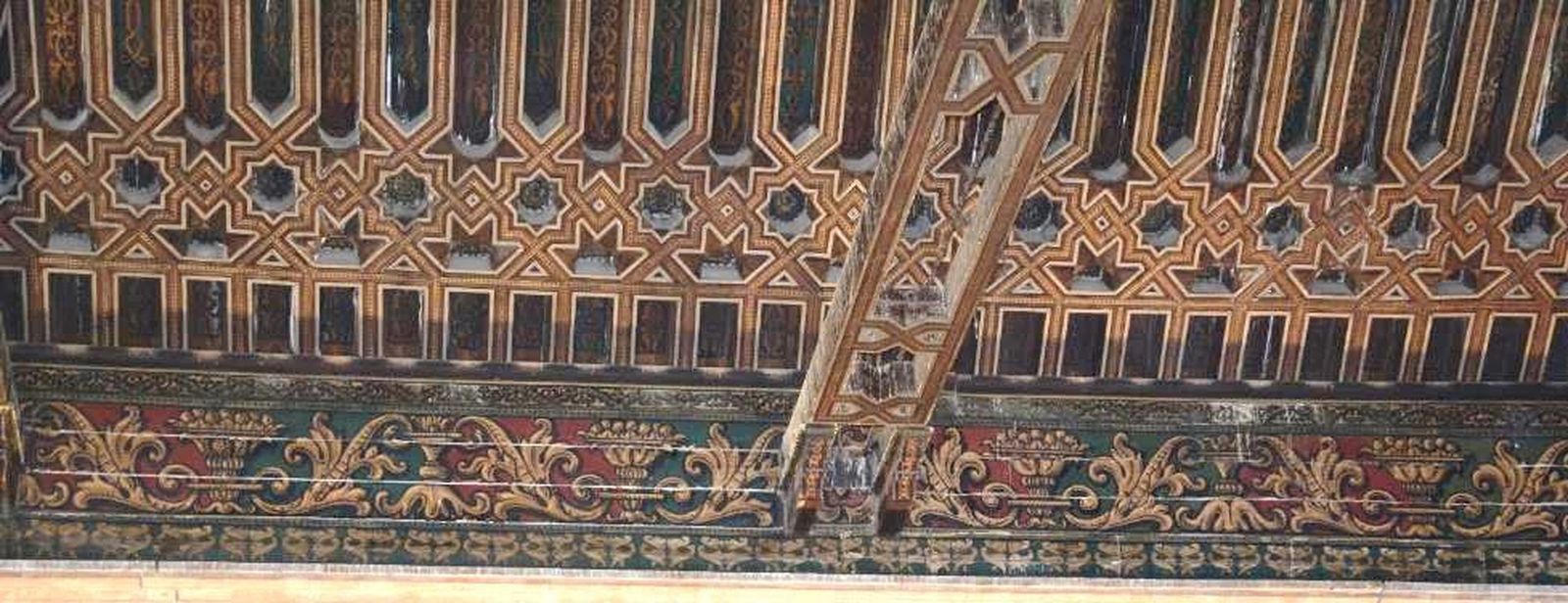 Detalle de la zona del arrocabe de la Puerta de Navarra.