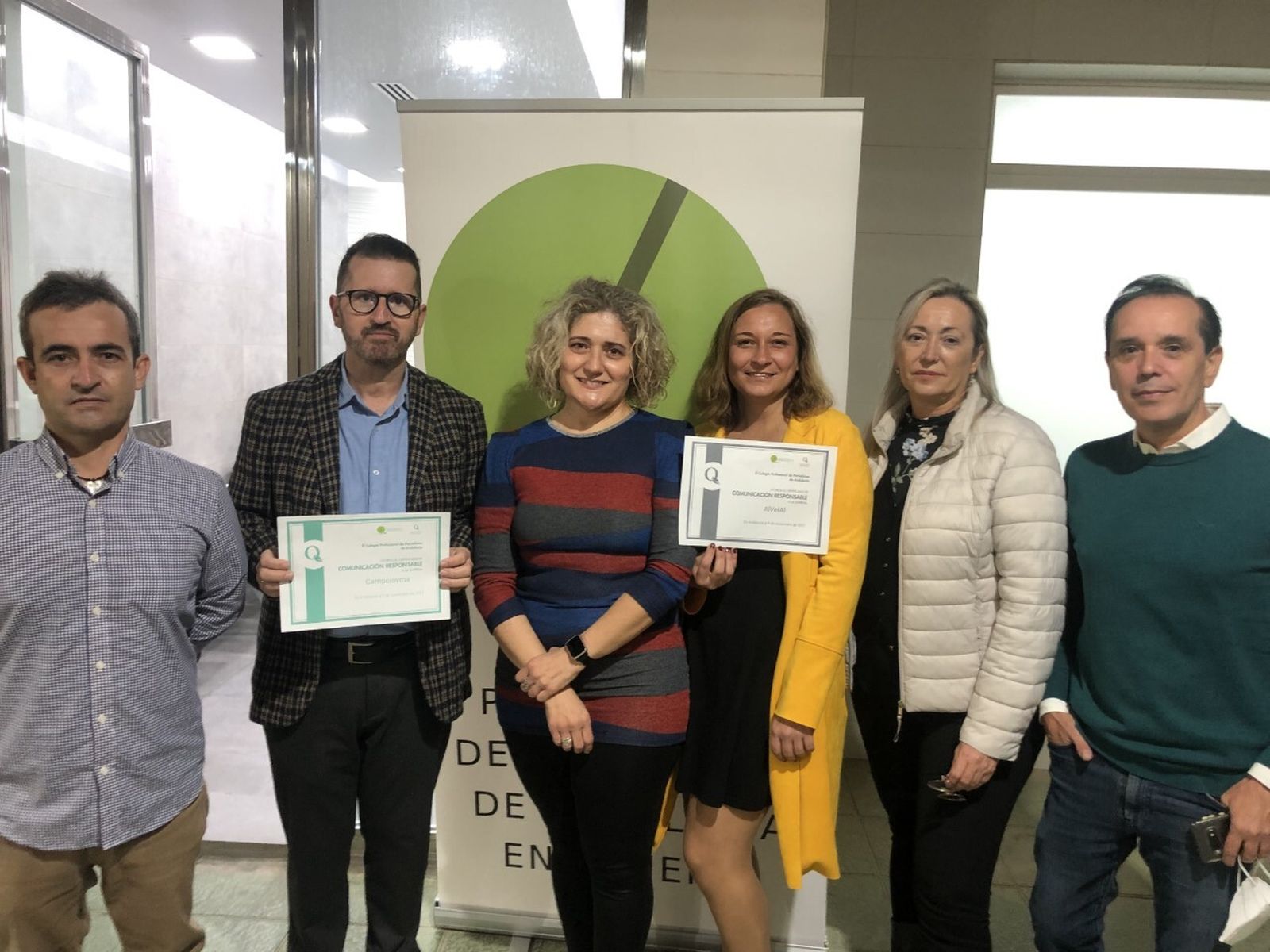 En el centro María José López, presidenta de la demarcación de Almería del Colegio de Periodistas de Andalucía y con los diplomas  Antonio Verdega  y Marina López