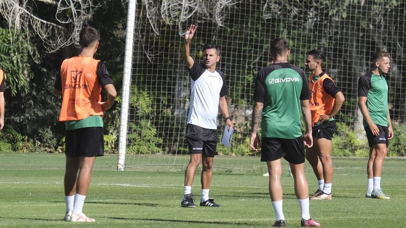 Ania da indicaciones a los suyos en un entrenamiento.