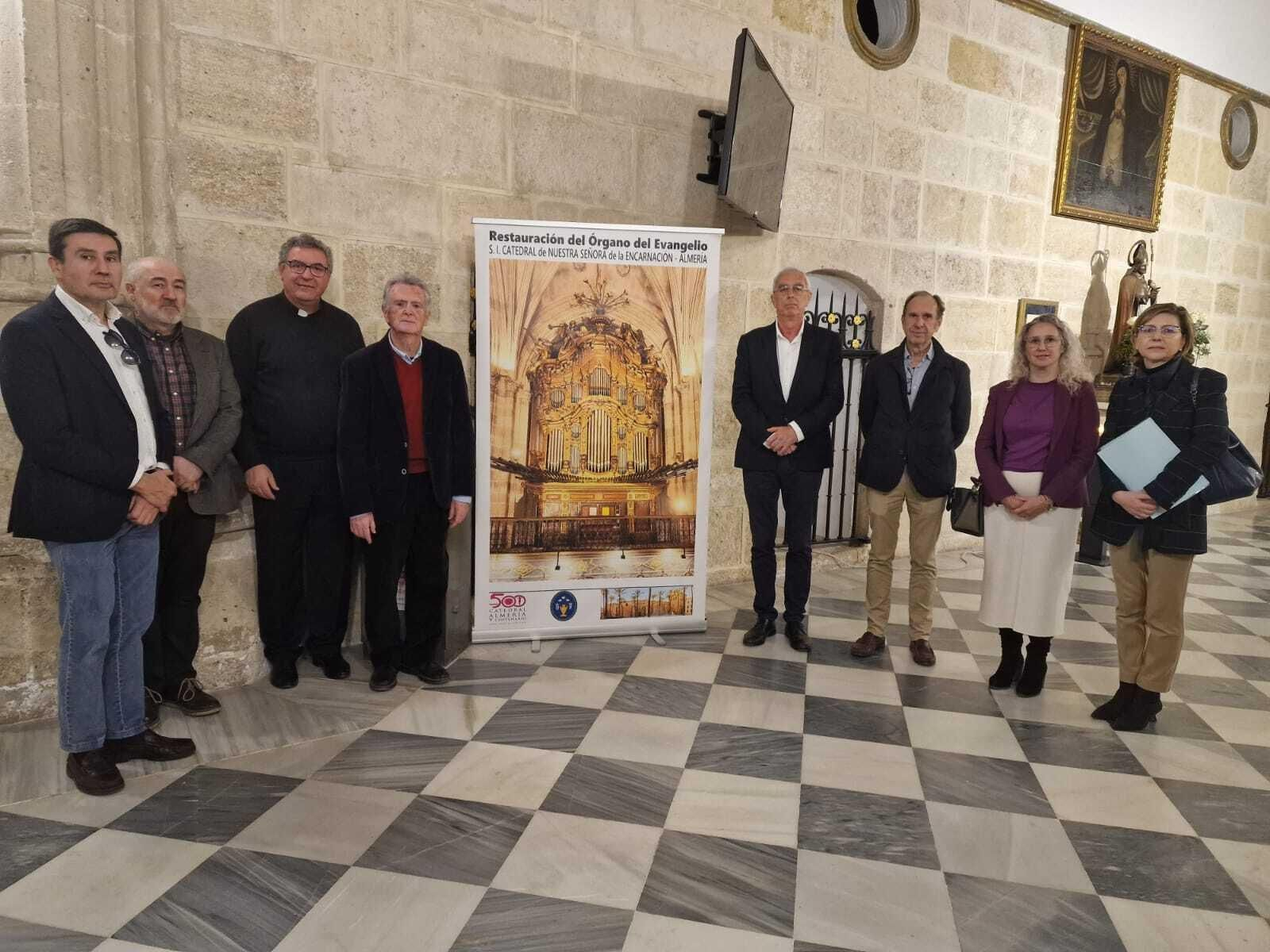 Foto de familia con los participantes en el encuentro.