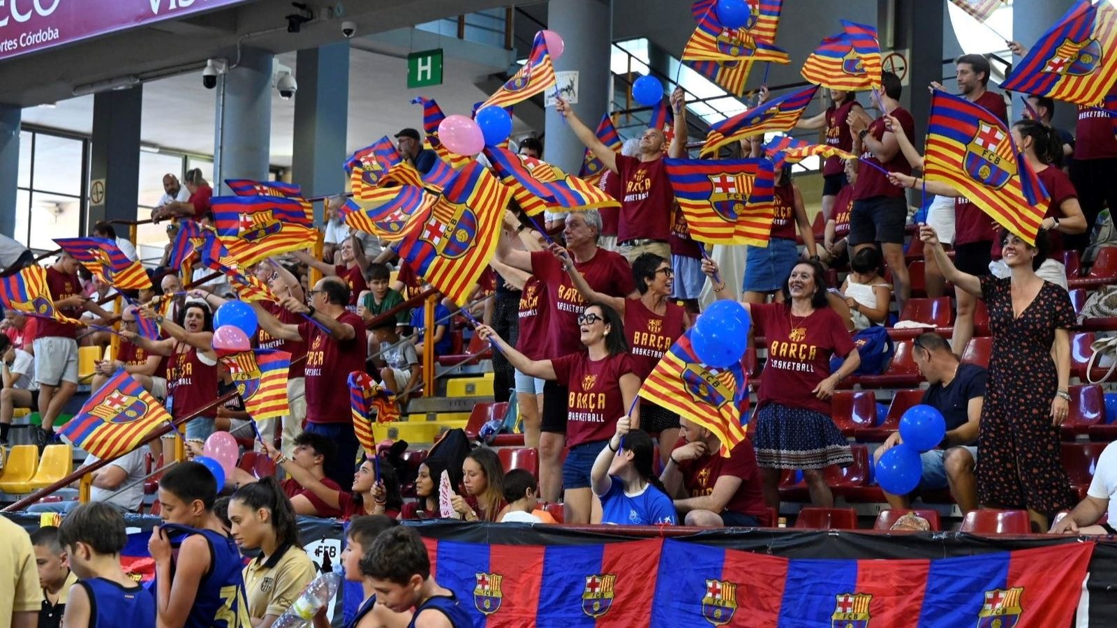 Los aficionados del Barça animan a su equipo durante la final del Campeonato de España mini en Córdoba.