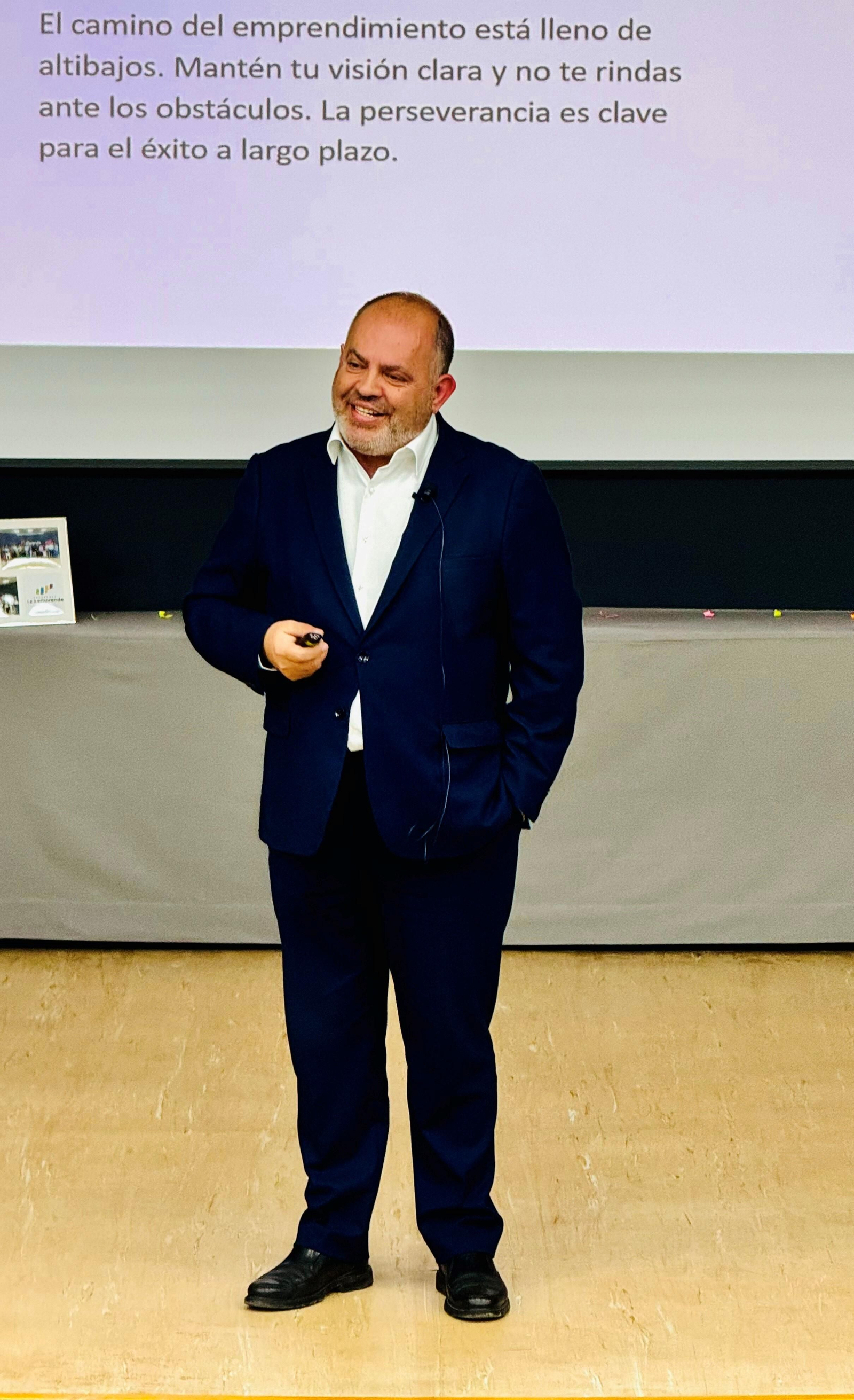 Fulgencio Meseguer se dirige al público.