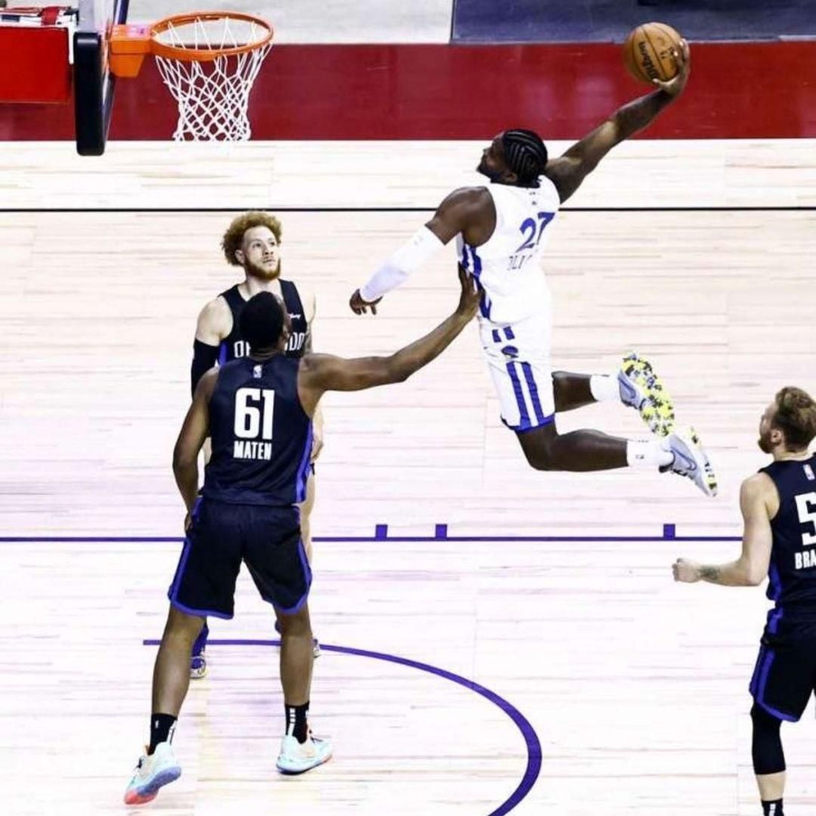 Cameron Oliver realiza un mate en la G-League.