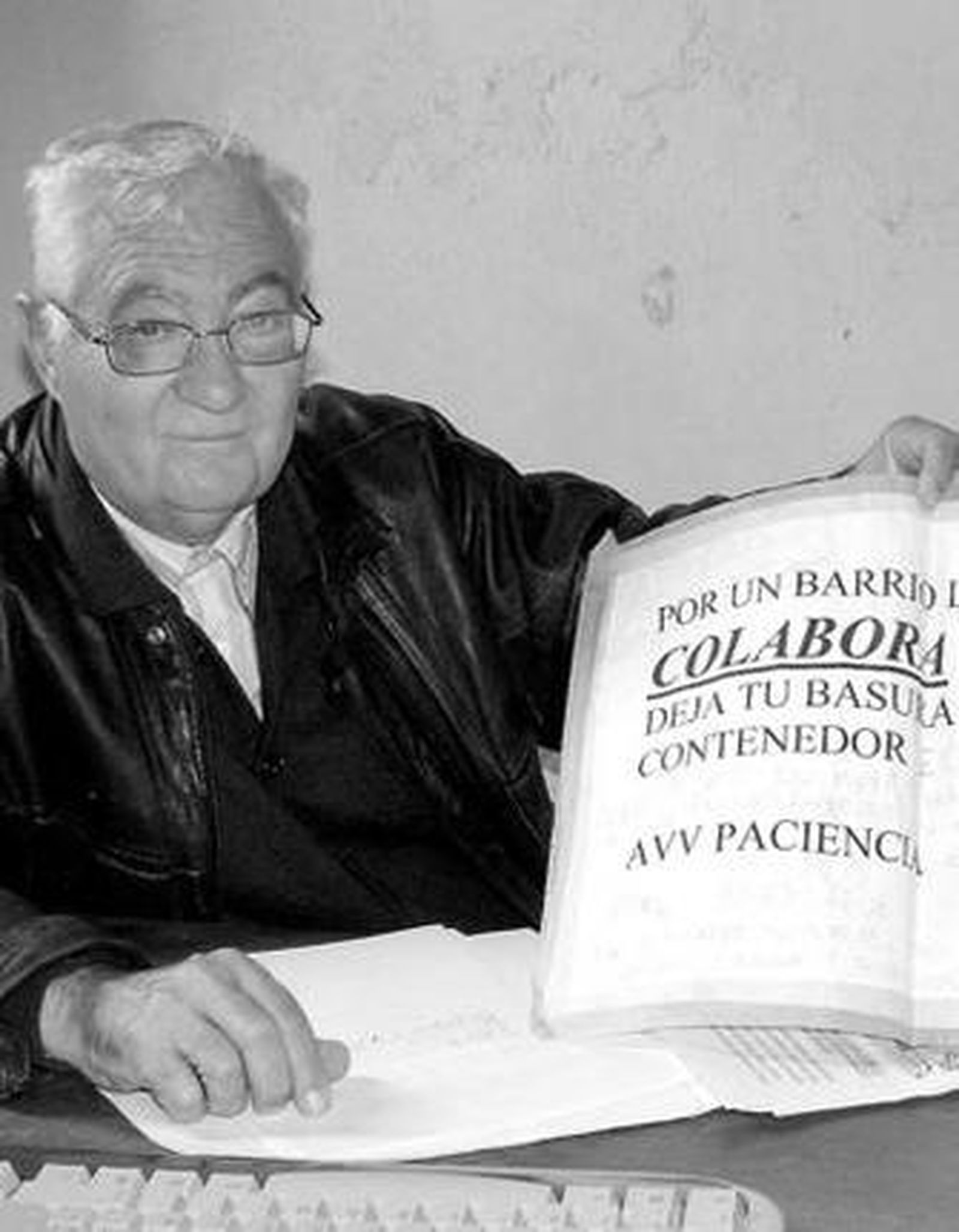 Los vecinos han realizado carteles para concienciar de la limpieza.