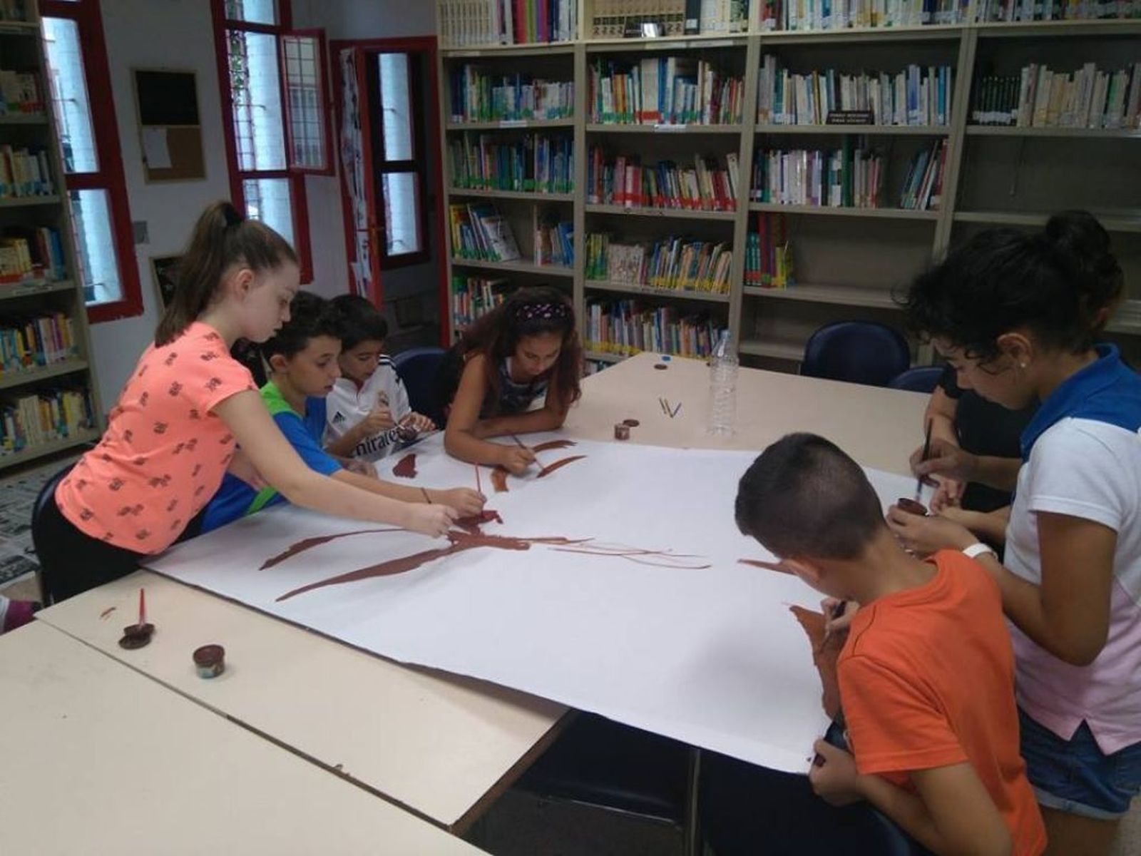 Jóvenes lectores en los preparativos del Día Mundial de la Biblioteca.