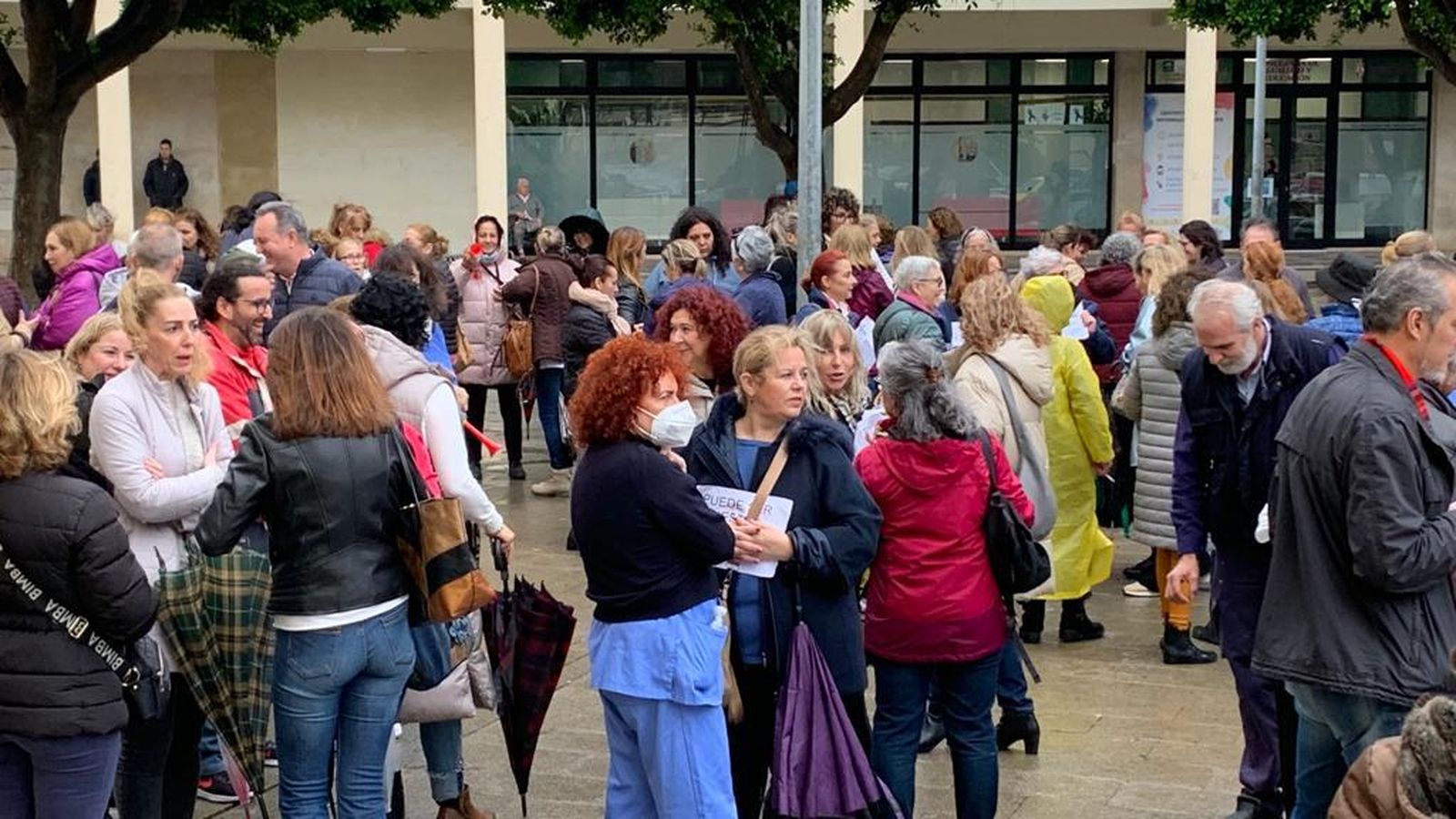Parte de los participantes en la concentración a las puertas del centro.