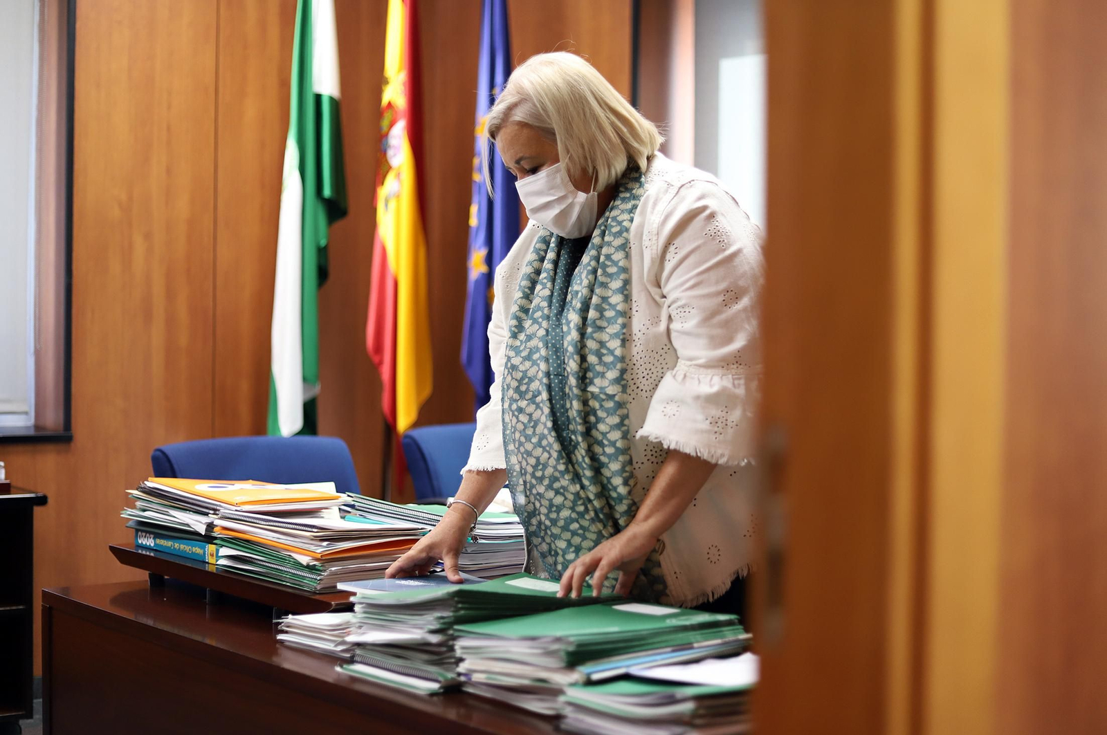 La delegada de Salud, Manuela Caro, en su despacho.