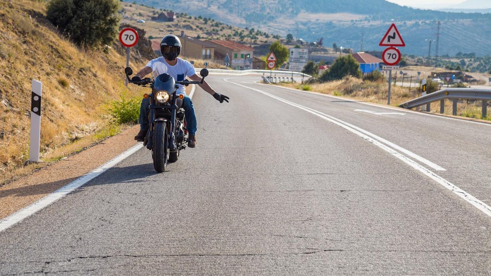 Un motero, en plena ruta