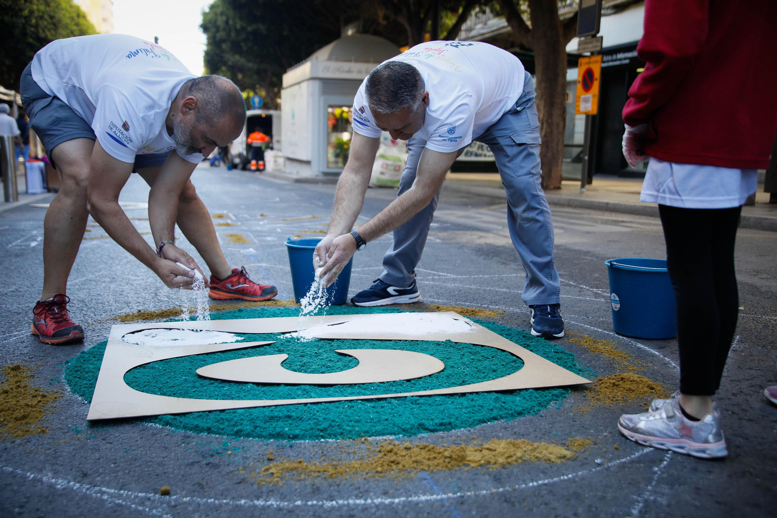 Así es la alfombra de serrín de 60 metros en el Paseo de Almería, en imágenes.