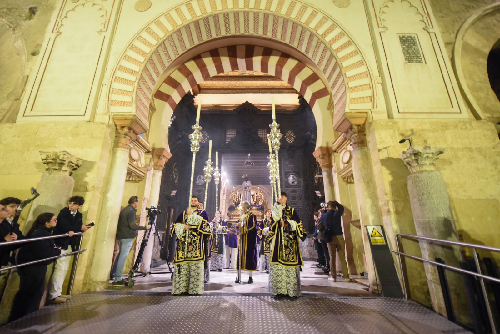 El Vía Crucis de las Cofradía con el Señor de la Sangre, en imágenes