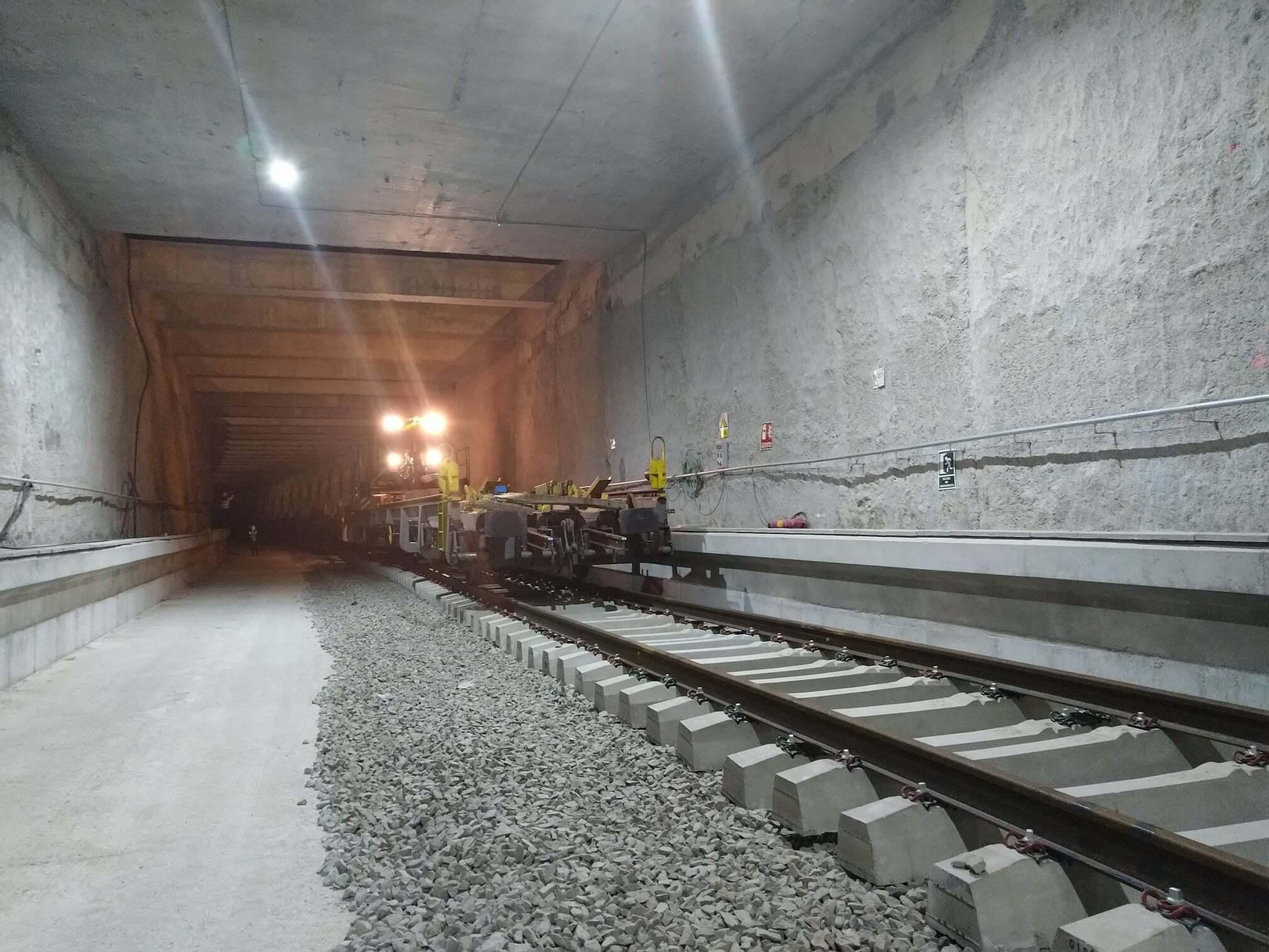 El montaje de carriles anticipa el final inminente de las obras del AVE en El Puche