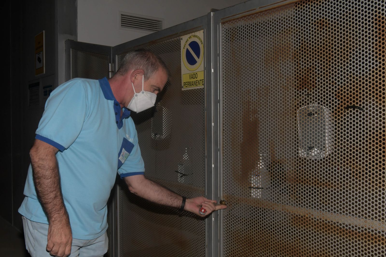 Un enfermero cierra por última vez la puerta del vacunódromo de Bomberos.