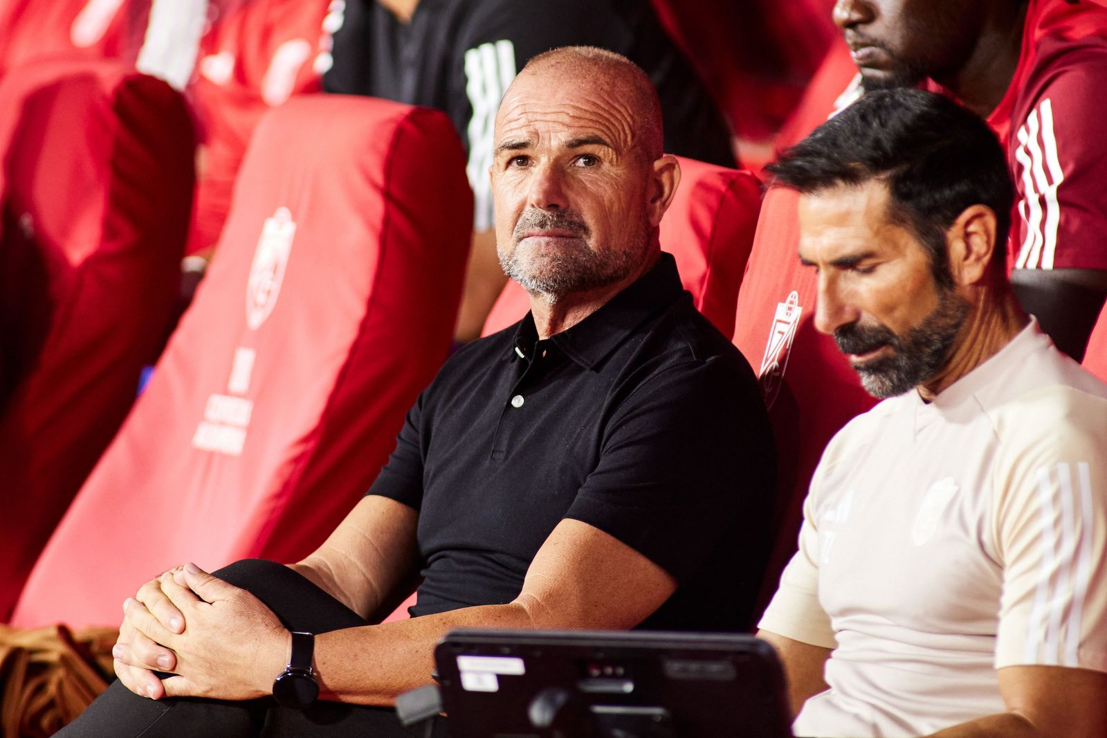 Paco López, en el banquillo del Granada junto a uno de sus ayudantes.