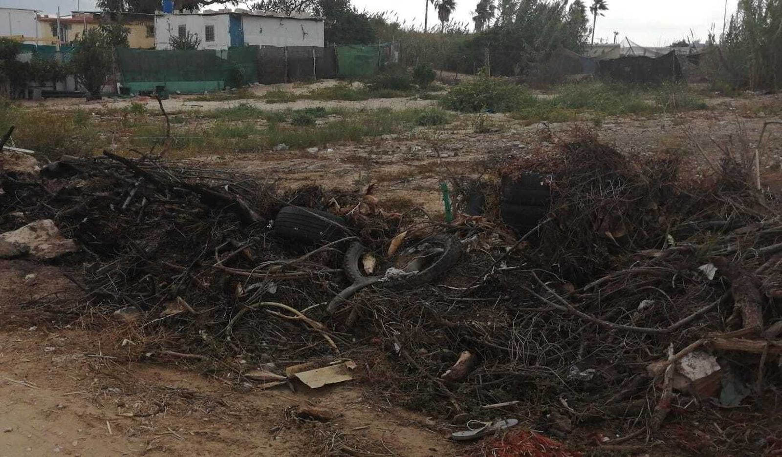 Escombros quemados en un solar de la calle Cabo Lastre, en Algeciras.