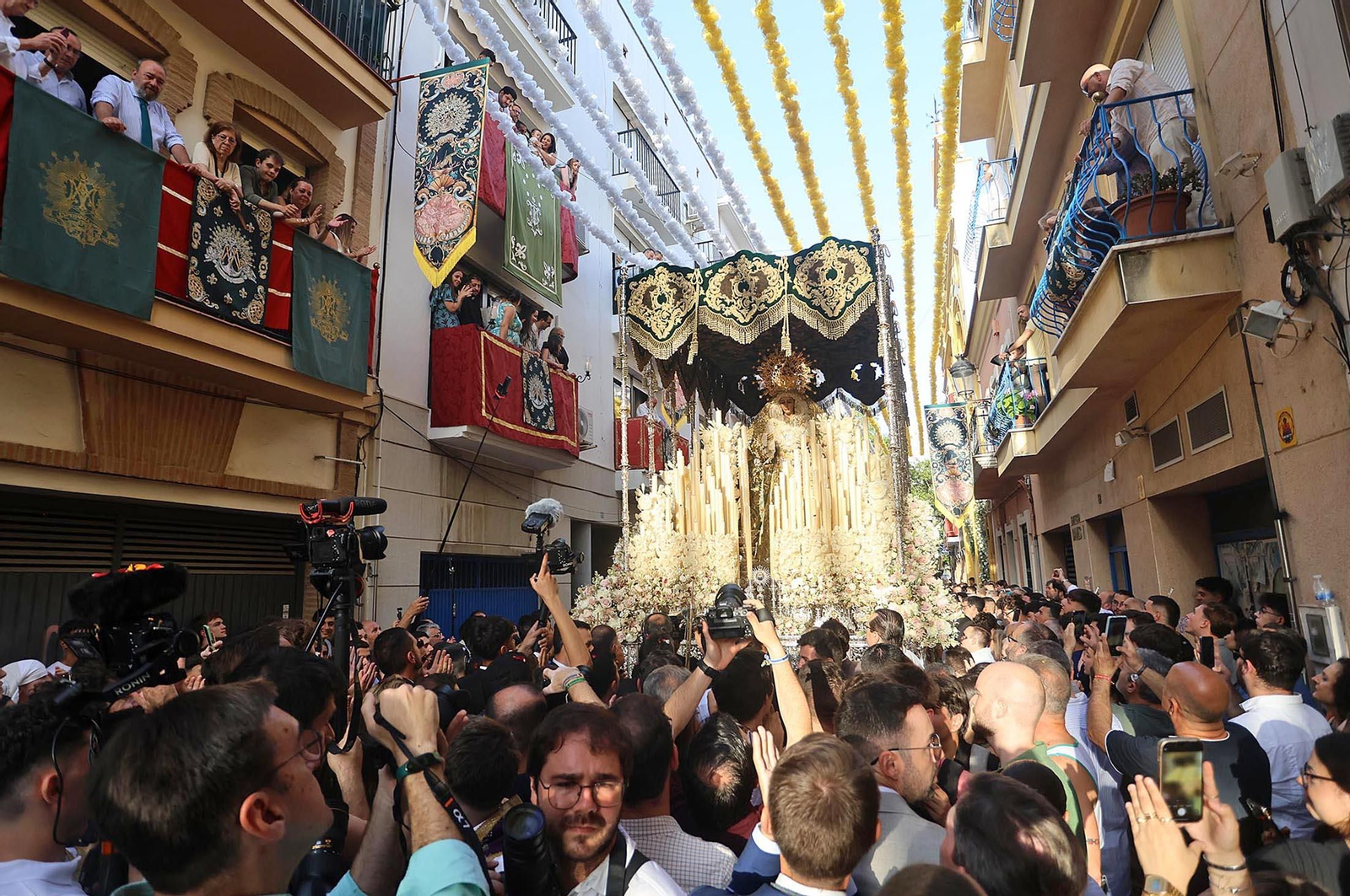 Imágenes de la procesión extraordinaria de la Virgen de la Esperanza por las calles de Huelva