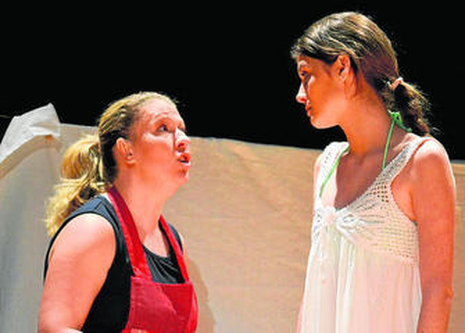 Las actrices Nuria Gázquez y Nerea Camacho durante la representación ayer de 'La Morera' para la prensa.