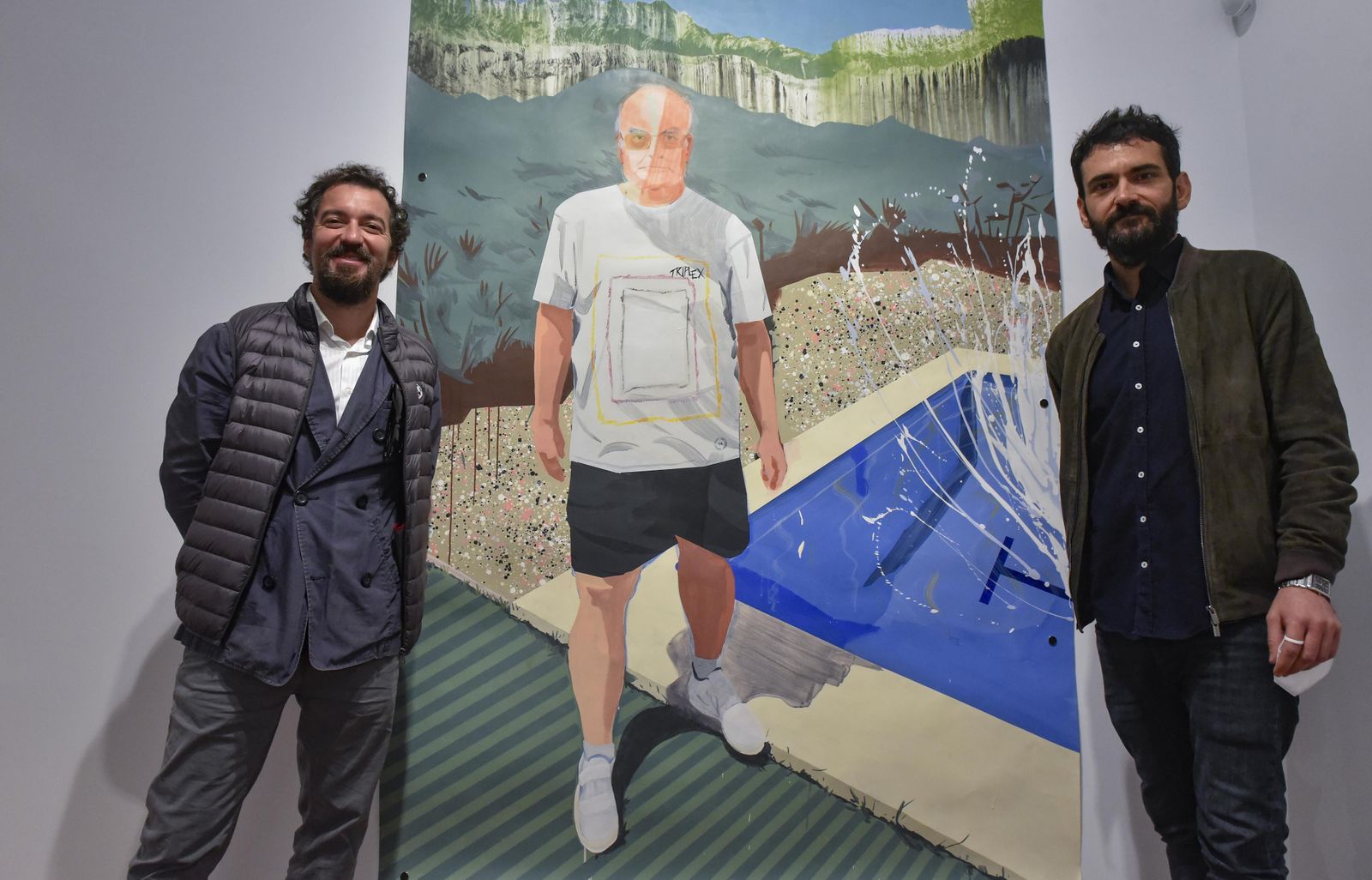 Rubén Guerrero y Miki Leal ante un cuadro protagonizado por Gordillo y pintado por Leal.