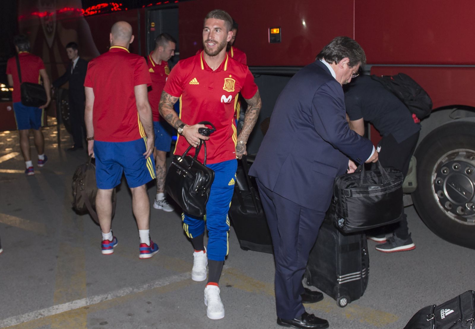 Sergio Ramos, en primer plano, a la llegada de la selección española a Skopje (Macedonia).