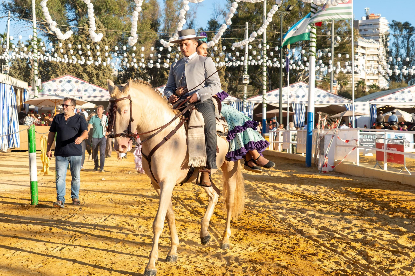 Imágenes del ambiente nocturno del 11 de octubre en la Feria del Caballo 2025
