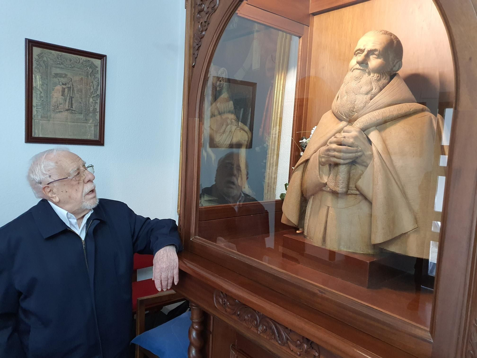 Fray Damián de La Rambla mira el busto de Fray Leopoldo