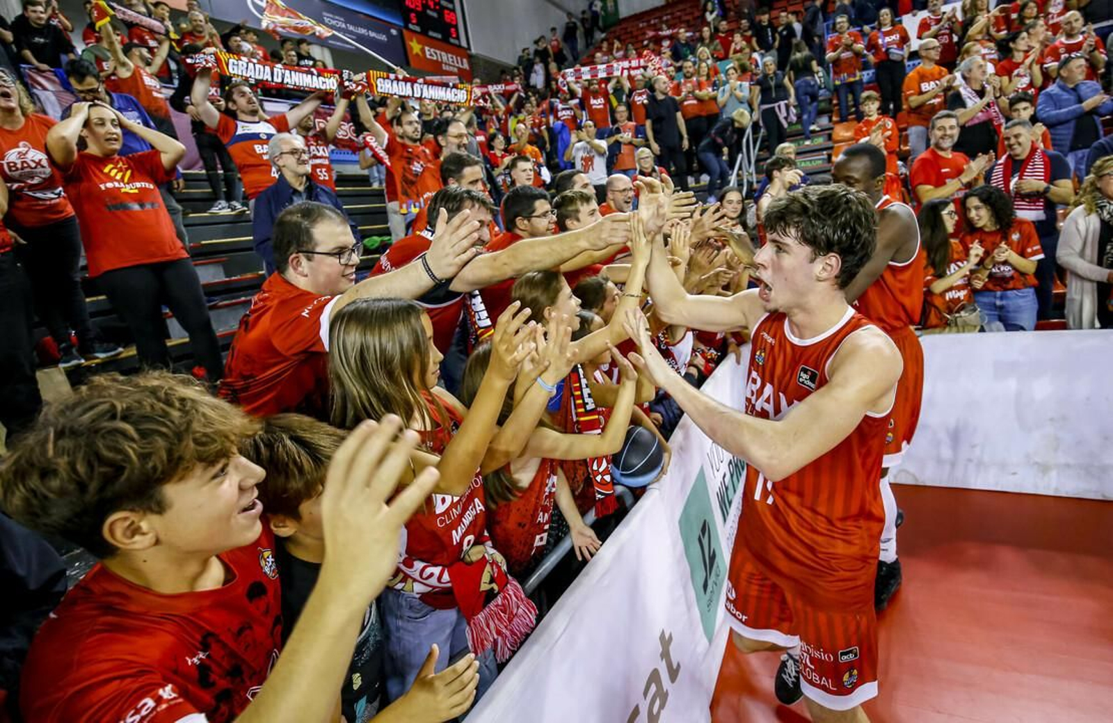 Mario saluda a unos aficionados.