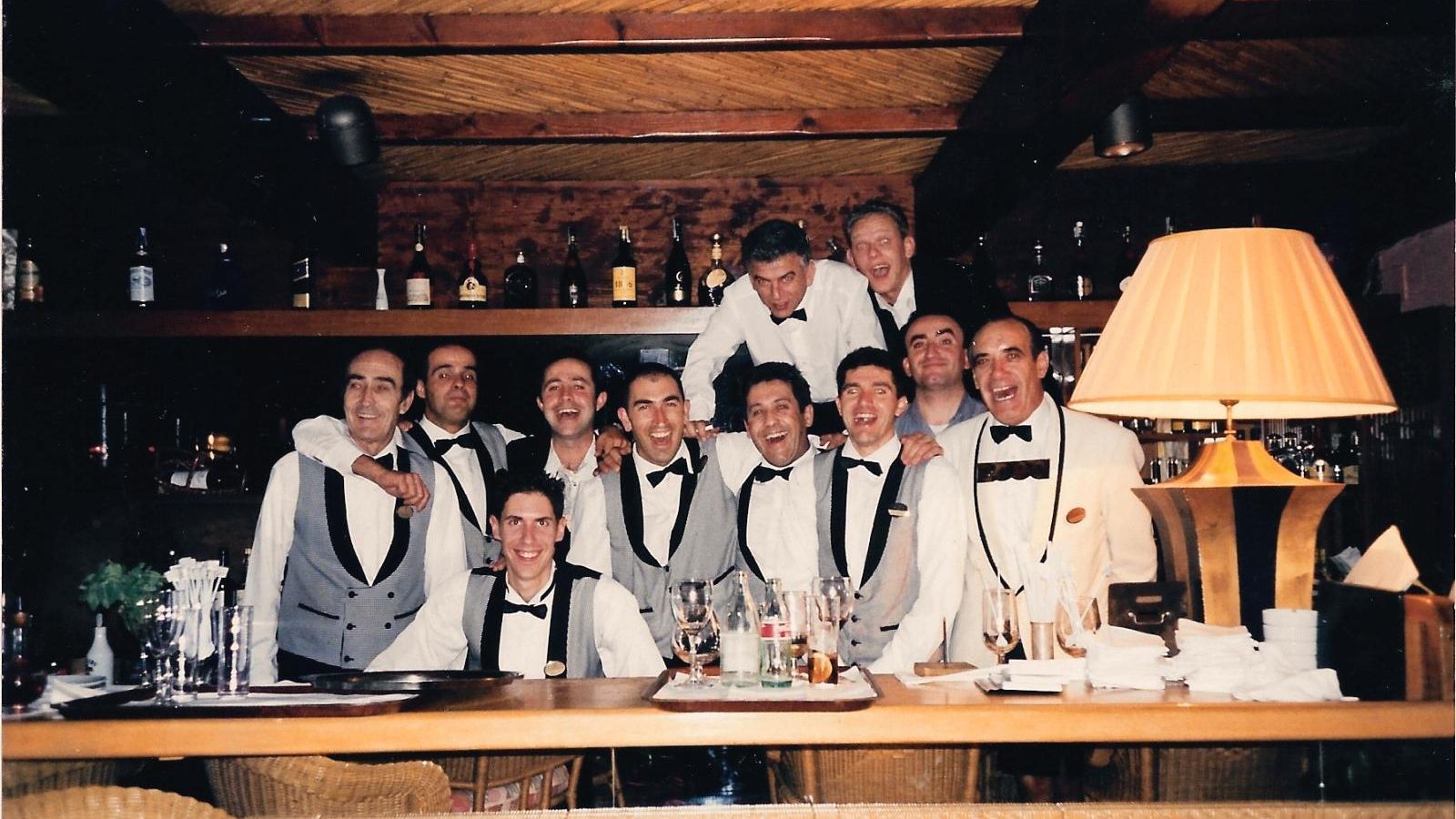 Cuarto por la izquierda bar de Puente Romano en 1998.