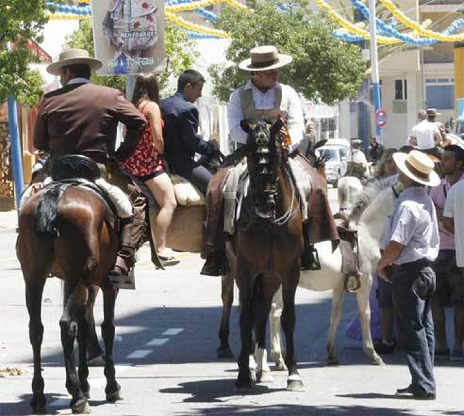 Los jinetes y sus caballos toman la calle Volantes
