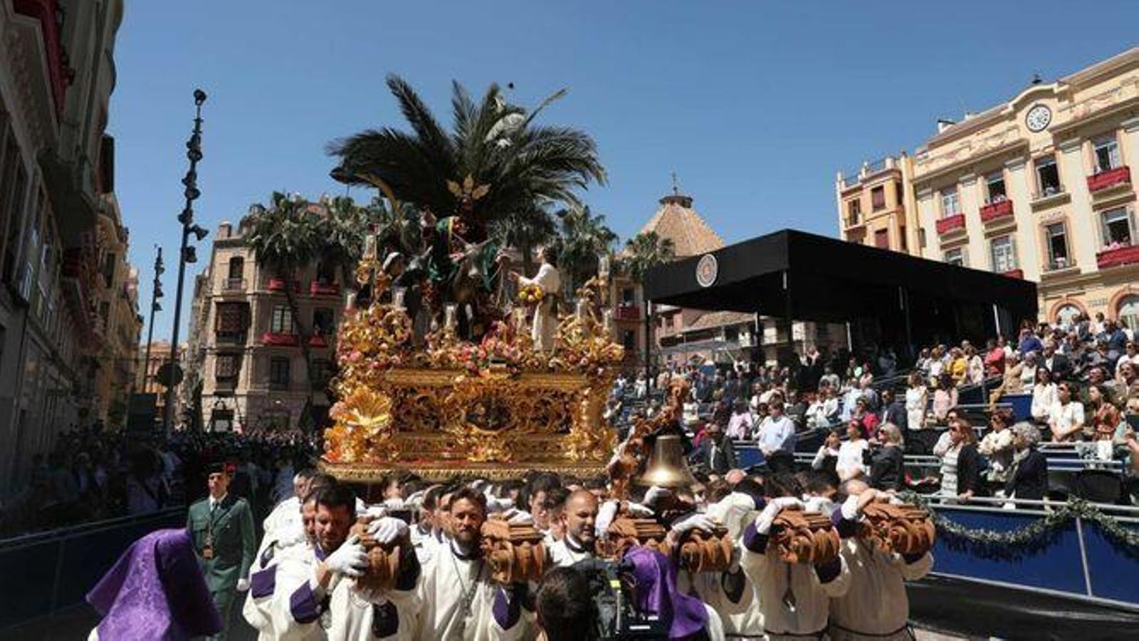 Nuestro Padre Jesús a su Entrada en Jerusalén en la tribuna oficial. Nuestro Padre Jesús a su Entrada en Jerusalén en la tribuna oficial.