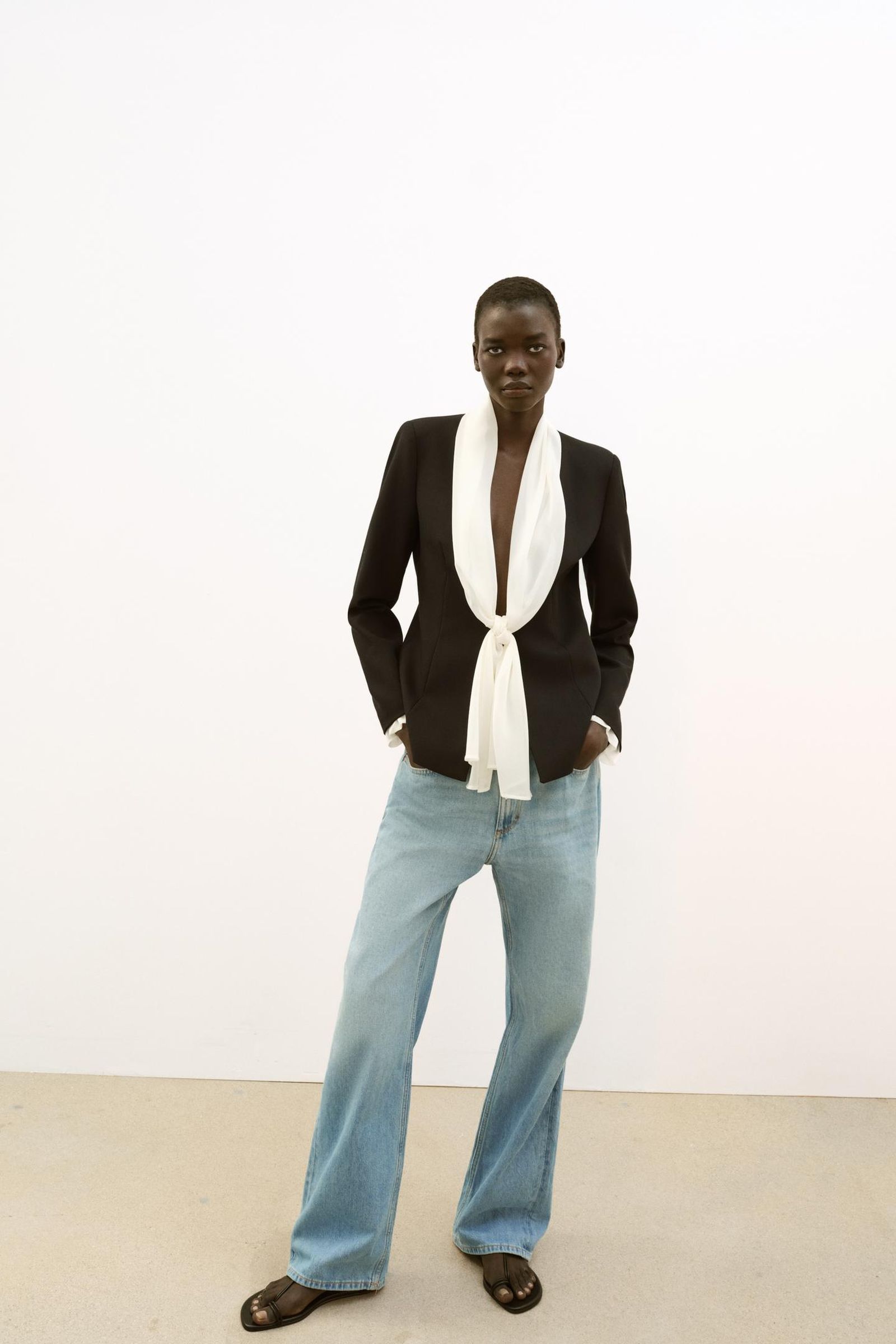 Chaqueta con lazada de Zara.