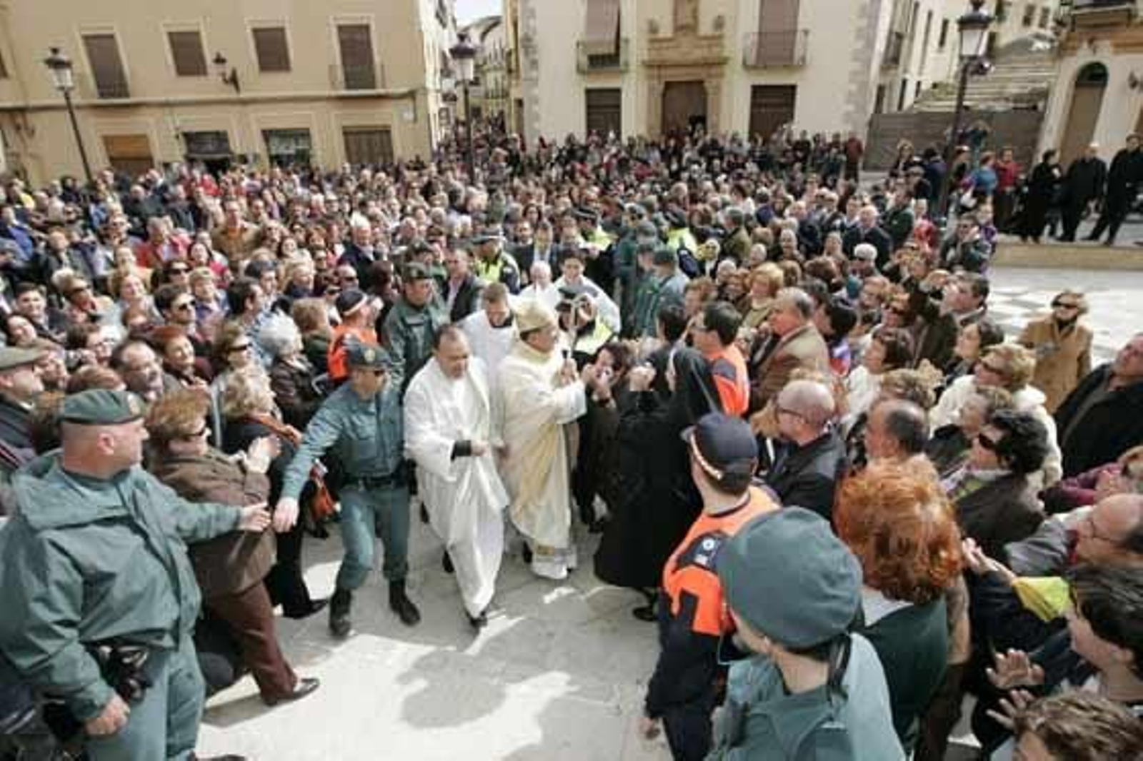 La multitud manifestó su entusiasmo y afecto por el nuevo obispo.

Foto: Javier Alonso