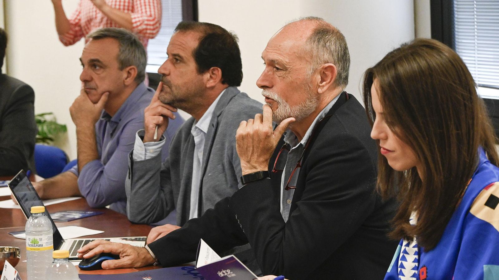 José Luis Menéndez, presidente de AIQBE, en el centro de la imagen.