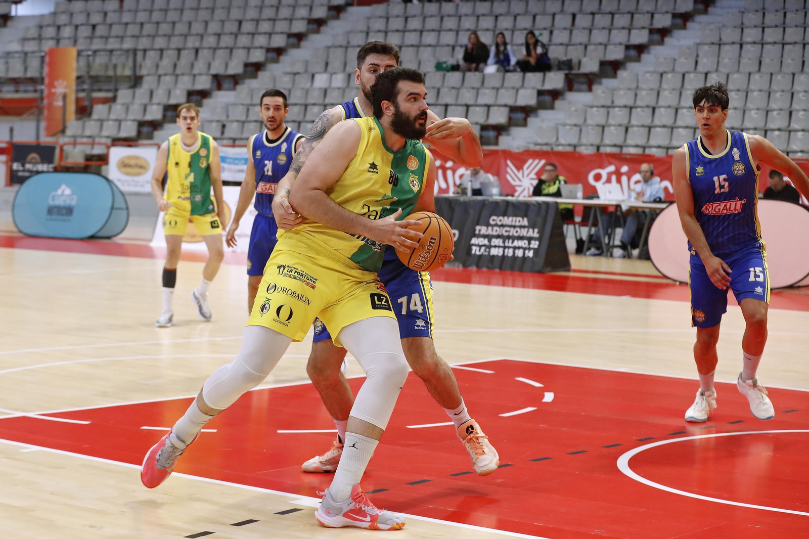 Los amarillos sufrieron, pero se llevaron el primer triunfo en tierras asturianas.