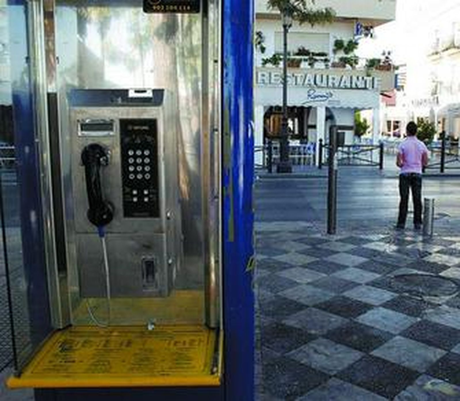 La llamada exigiendo los 10 millones se hizo desde esta cabina de la Ribera del Marisco, en El Puerto.