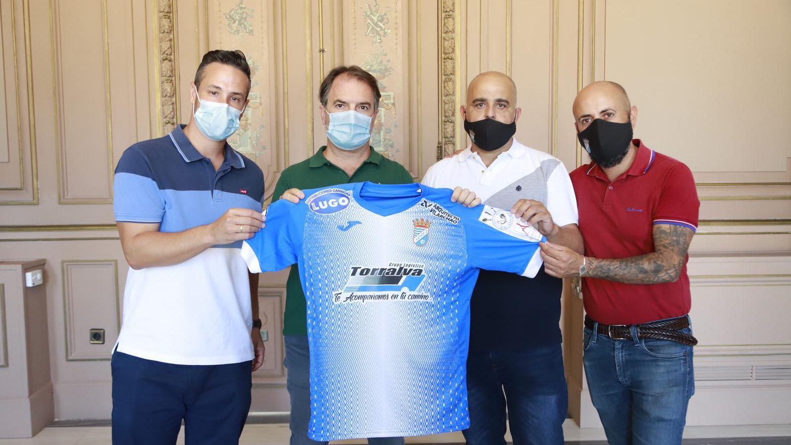 Los dirigentes xerecistas entregaron una camiseta a Jorge Ramos, director de la Real Escuela.