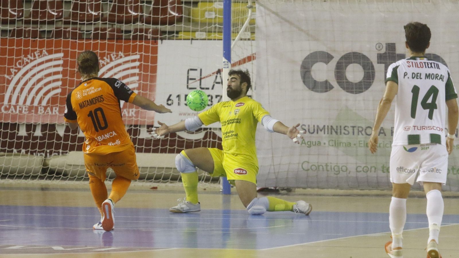 Matamoros supera a Prieto desde el punto de doble penalti.