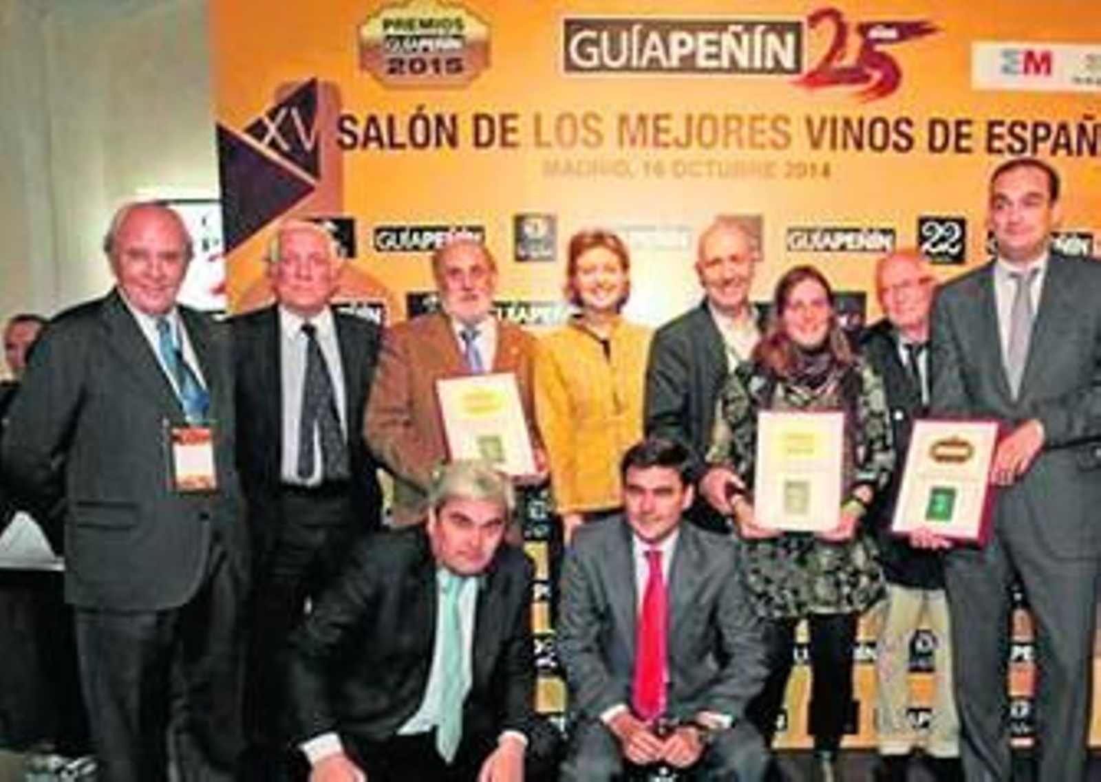 La ministra de Agricultura posa junto a los premiados, entre ellos un responsable de Bodegas Barbadillo.