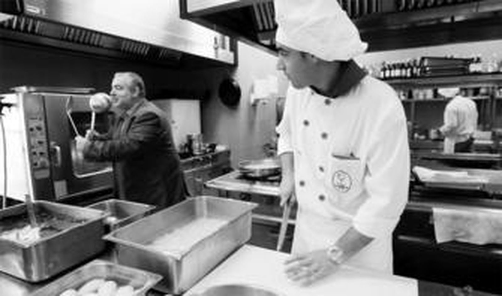 Un alumno de la Escuela de Hostelería con el polémico cocinero Santi Santamaría en una reciente visita.