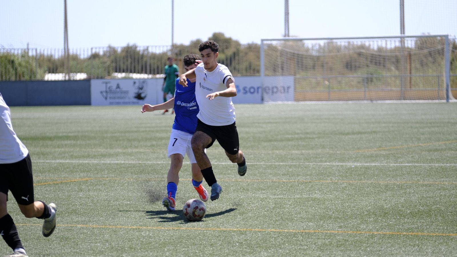 Un jugador del conjunto cañaero se marcha en carrera de un rival en su anterior encuentro en casa.