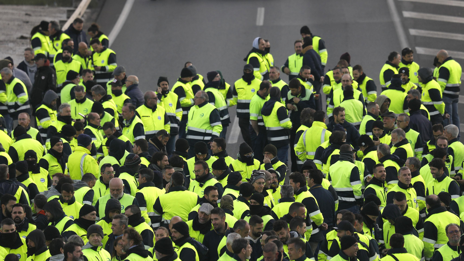 Imágenes del corte de la A-7 por los trabajadores de Acerinox en huelga, este viernes