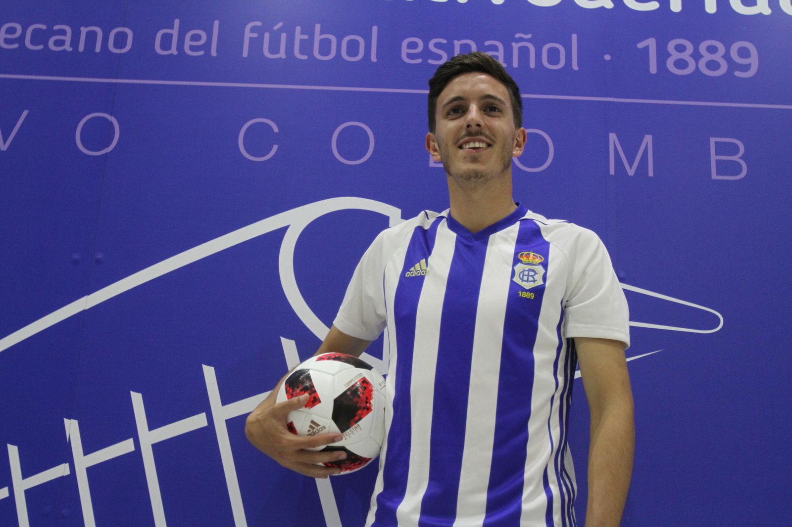 El delantero Alberto Ródenas, ayer durante su presentación.