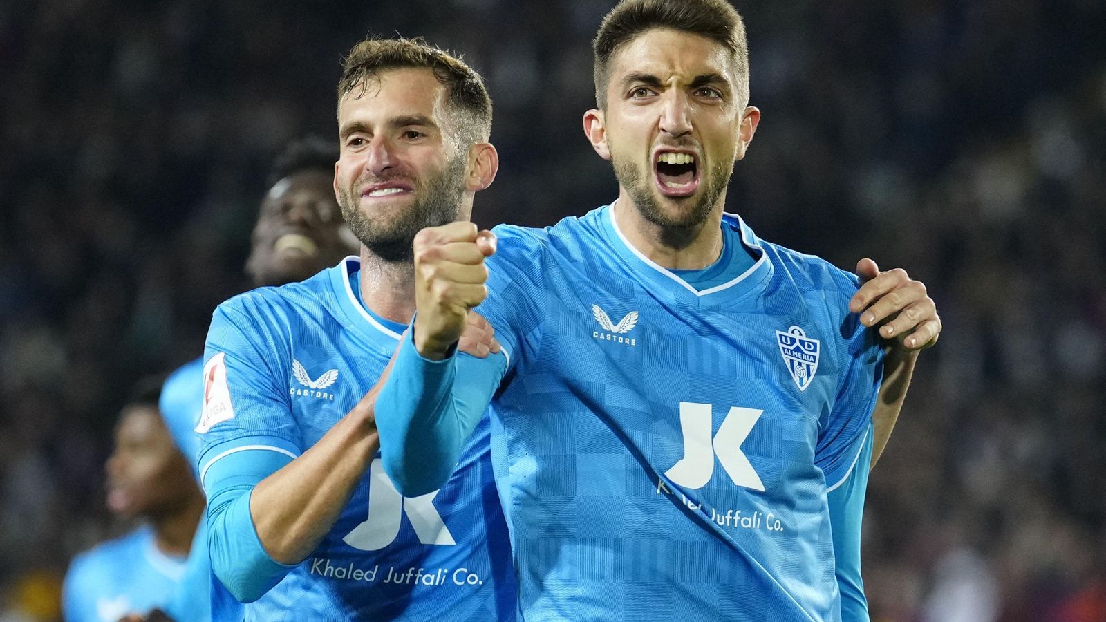 Édgar celebra con rabia junto a Baptistao lo que en ese instante era el 2-2